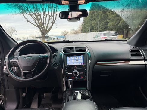 Used 2018 Ford Explorer Platinum image 11