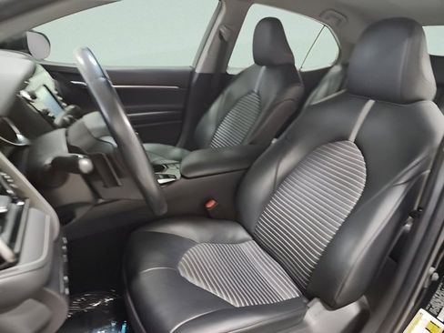 Used 2020 Toyota Camry SE w/ Cold Weather Package image 21