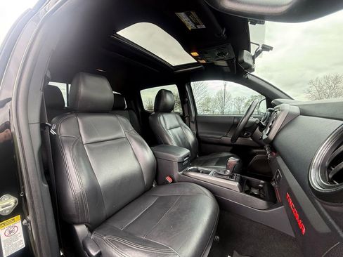 Used 2017 Toyota Tacoma TRD Off-Road w/ Premium & Technology Package image 17