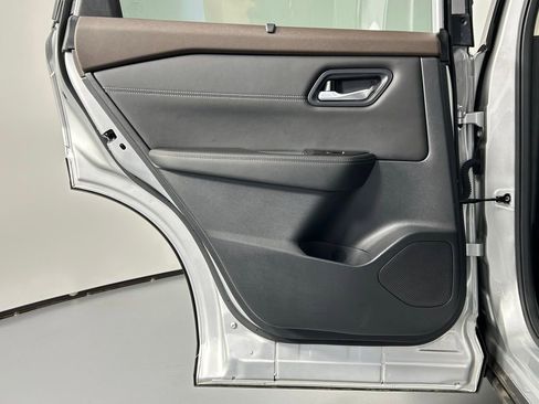 Used 2022 Nissan Rogue SV w/ SV Premium Package image 15