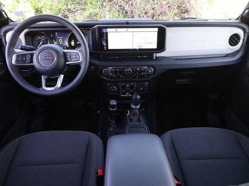 Used 2025 Jeep Wrangler Sahara image 21