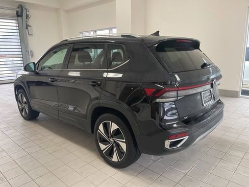 Certified 2025 Volkswagen Taos SE w/ Panoramic Sunroof Package image 2