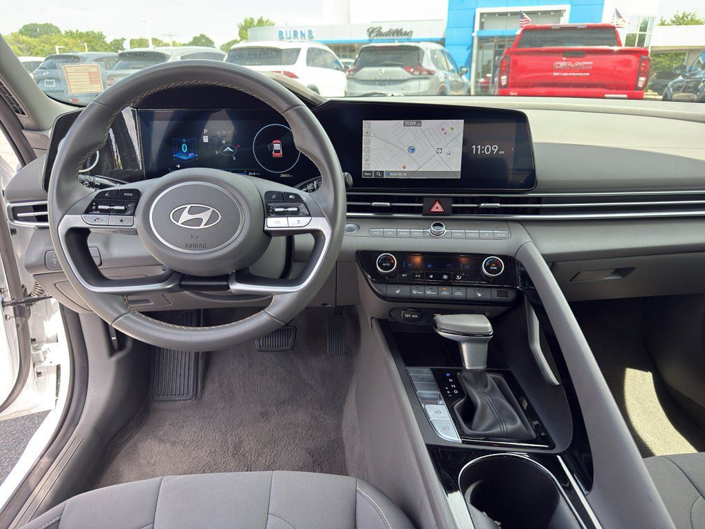 Used 2025 Hyundai Elantra SEL FWD image 21