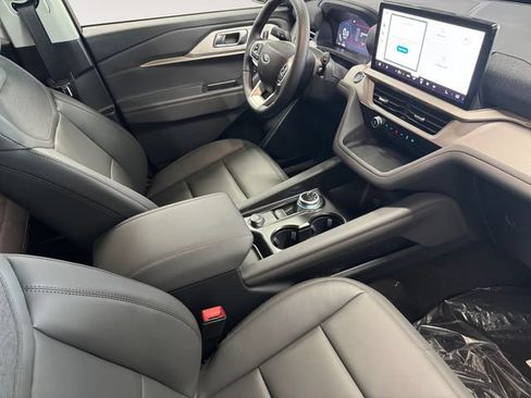 Used 2026 Ford Explorer Active w/ Active Comfort Package AWD/4WD image 4