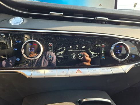 Used 2023 Genesis GV70 2.5T w/ Advanced Package image 23