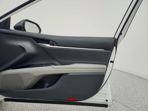 Used 2020 Toyota Camry SE w/ Sunroof Package image 26