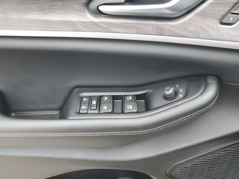 Used 2024 Jeep Grand Cherokee Limited w/ Black Appearance Package image 28