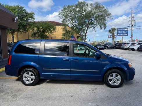 Used 2010 Dodge Grand Caravan SXT image 4