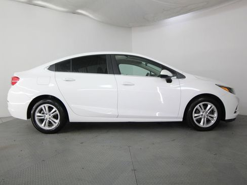 Used 2017 Chevrolet Cruze LT w/ Convenience Package FWD image 5