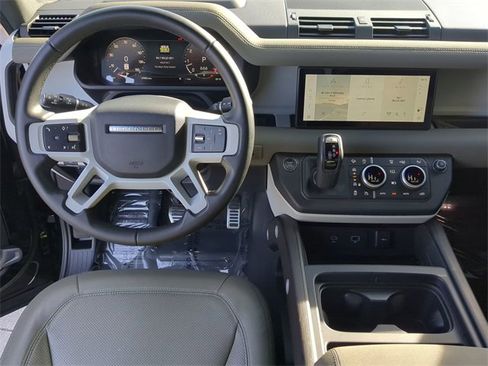 Used 2023 Land Rover Defender 90 SE image 13