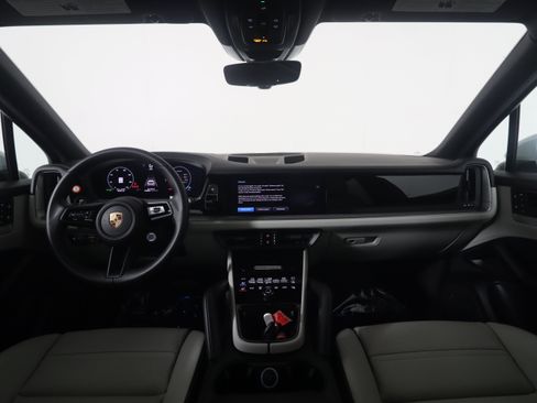Used 2025 Porsche Cayenne image 13