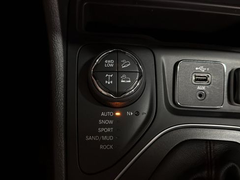 Used 2019 Jeep Cherokee Trailhawk AWD/4WD image 28