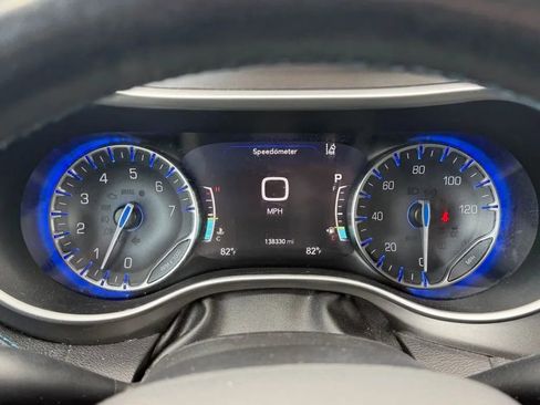 Used 2021 Chrysler Pacifica Touring-L image 18