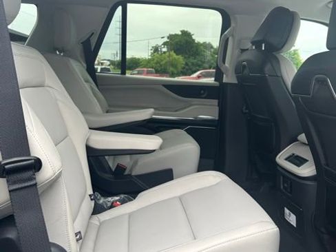 New 2026 Lincoln Navigator Premiere AWD/4WD image 11