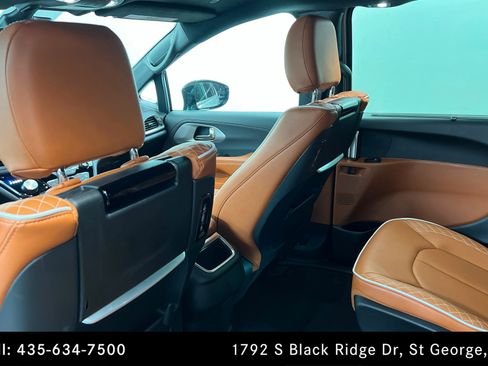 Used 2026 Chrysler Pacifica Pinnacle image 18