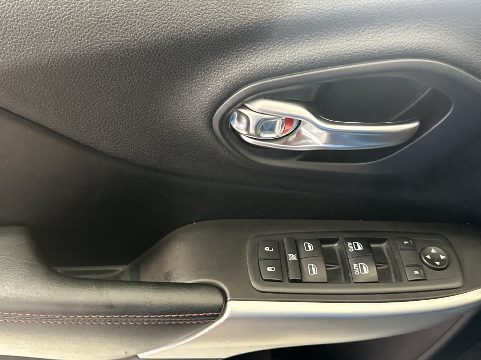 Used 2018 Jeep Cherokee Trailhawk w/ Comfort/Convenience Group AWD/4WD image 13