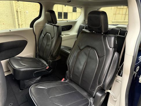 Used 2017 Chrysler Pacifica Limited w/ Tire & Wheel Group image 69