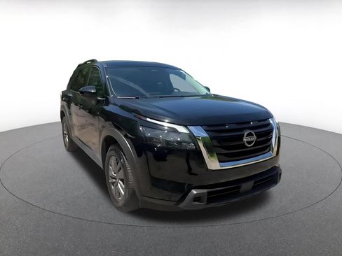 Used 2025 Nissan Pathfinder SV FWD image 3