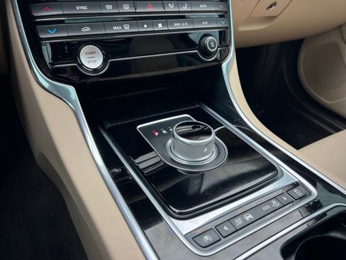 Used 2016 Jaguar XF Premium image 58