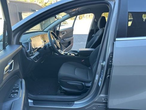 Used 2025 Kia Sportage LX image 12