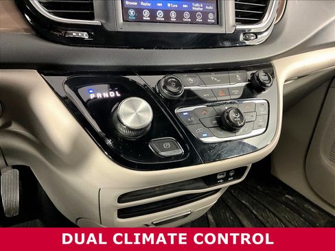 Used 2018 Chrysler Pacifica Touring-L FWD image 14