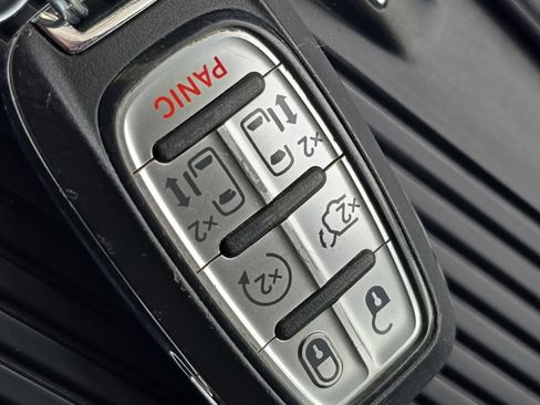 Used 2024 Chrysler Pacifica Limited FWD image 29