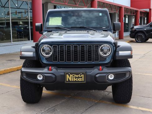 Used 2025 Jeep Wrangler Unlimited Rubicon AWD/4WD image 3