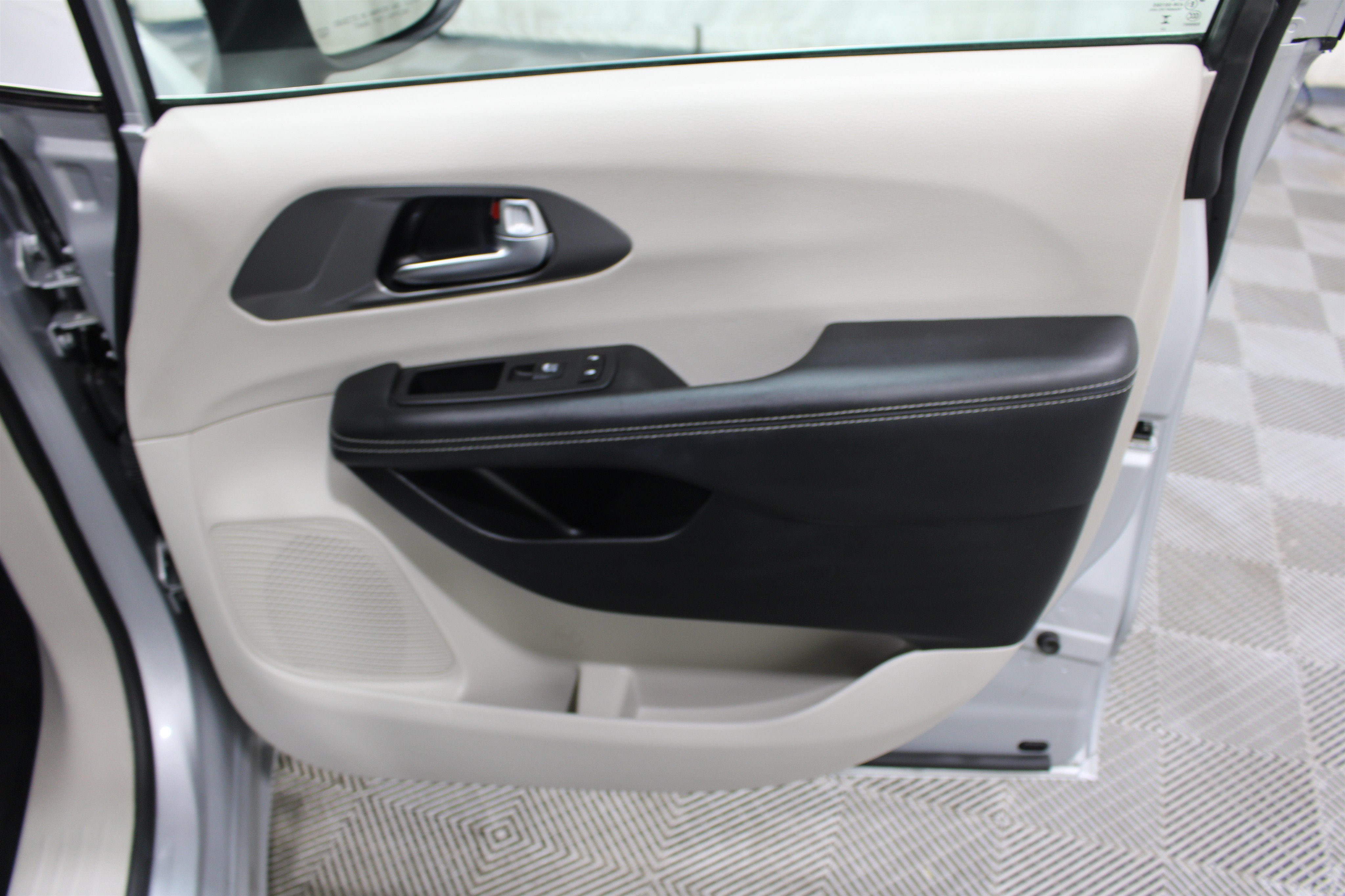 Used 2023 Chrysler Pacifica Touring-L FWD image 28