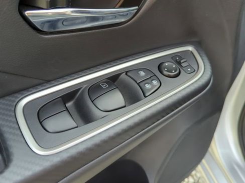 New 2025 Nissan Versa SR w/ Trunk Package FWD image 21