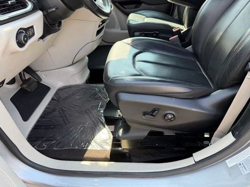 Used 2020 Chrysler Pacifica Touring-L image 23