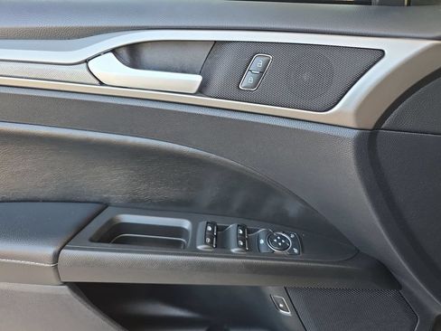 Used 2019 Ford Fusion SE FWD image 24