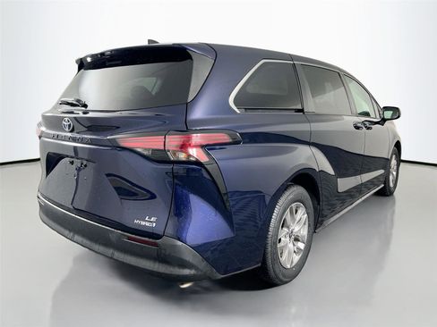 Used 2022 Toyota Sienna LE image 6