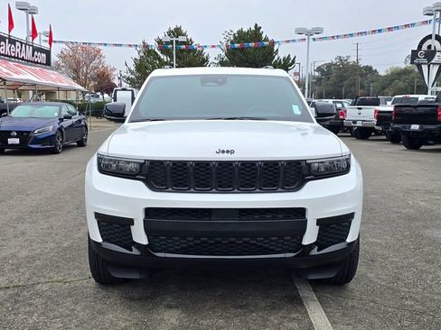 Certified 2024 Jeep Grand Cherokee L Altitude image 2