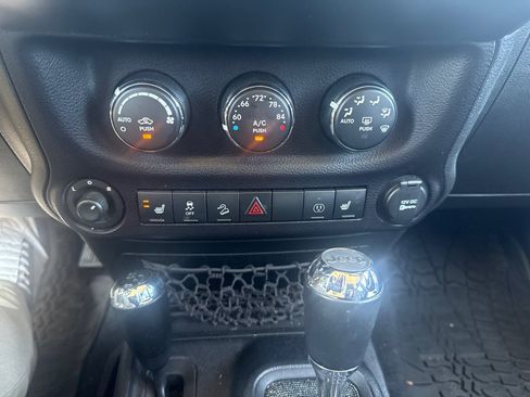 Used 2015 Jeep Wrangler Unlimited Rubicon w/ Connectivity Group AWD/4WD image 24