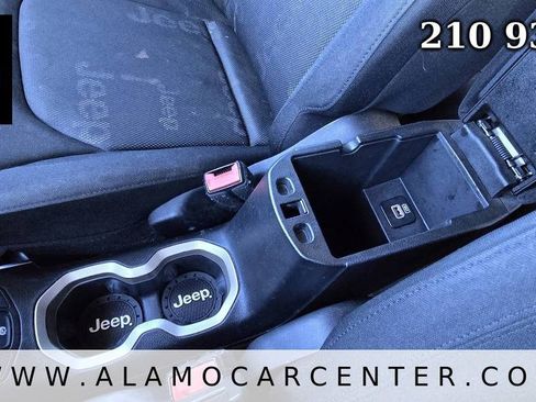 Used 2015 Jeep Renegade Latitude FWD image 39