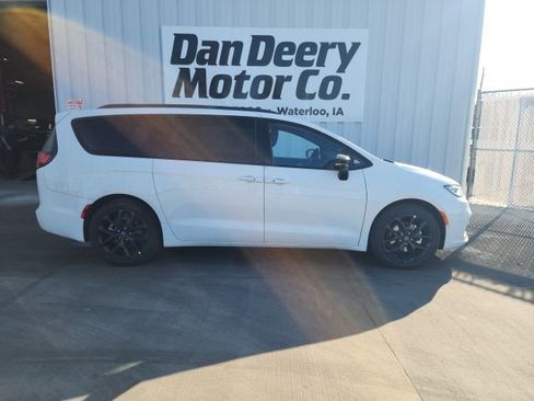 New 2026 Chrysler Pacifica Limited image 13