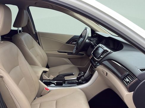 Used 2017 Honda Accord Touring image 15