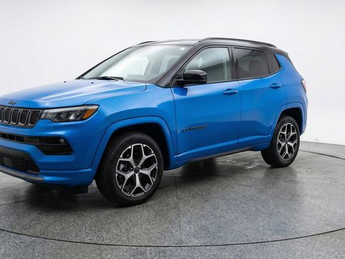 Used 2025 Jeep Compass Limited AWD/4WD image 3