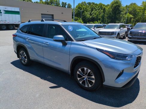 Used 2023 Toyota Highlander XLE AWD/4WD image 1