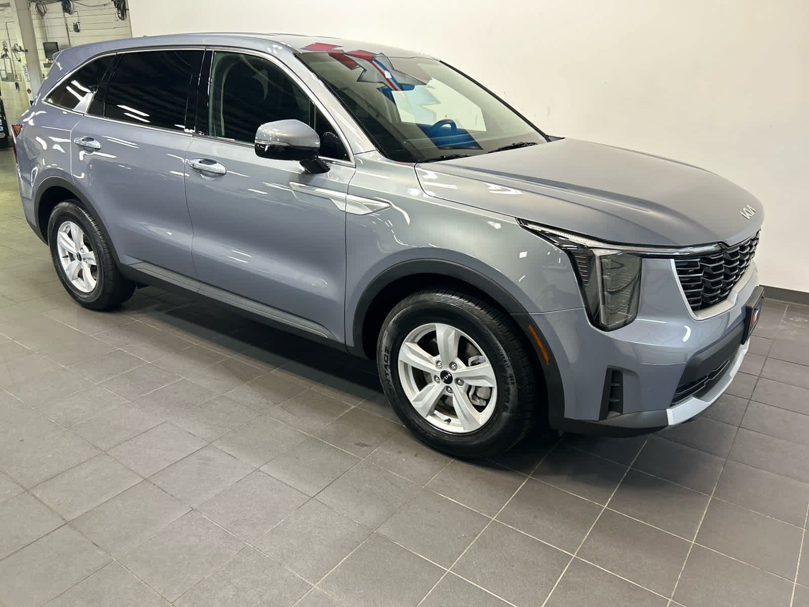 Used 2025 Kia Sorento LX FWD image 2