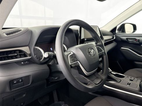 Used 2023 Toyota Highlander L FWD image 13