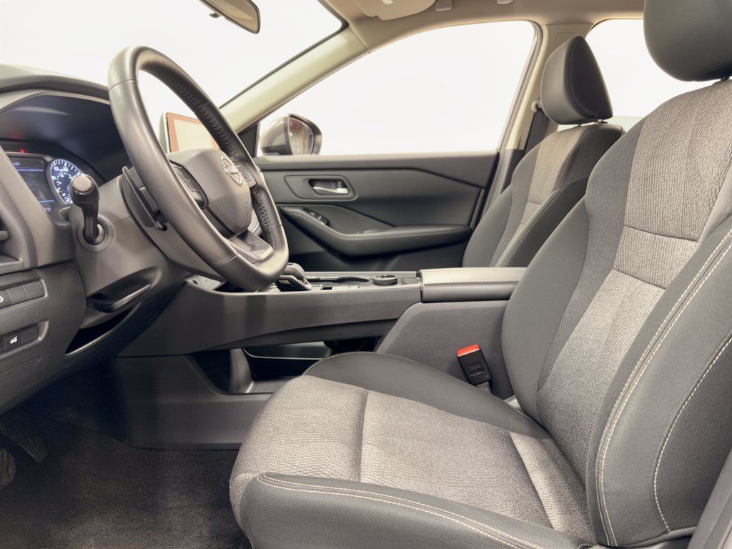 Used 2025 Nissan Rogue SV AWD/4WD image 5