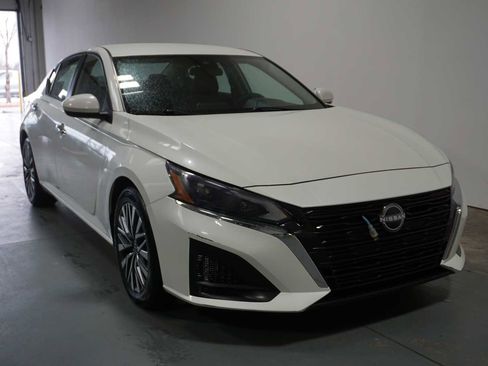 Used 2023 Nissan Altima 2.5 SV image 5