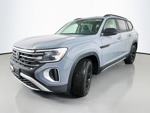 New 2026 Volkswagen Atlas Peak Edition image 3