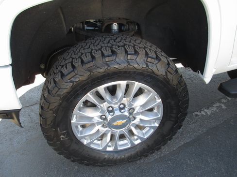 Used 2022 Chevrolet Silverado 2500 High Country w/ Z71 Off-Road Package image 13