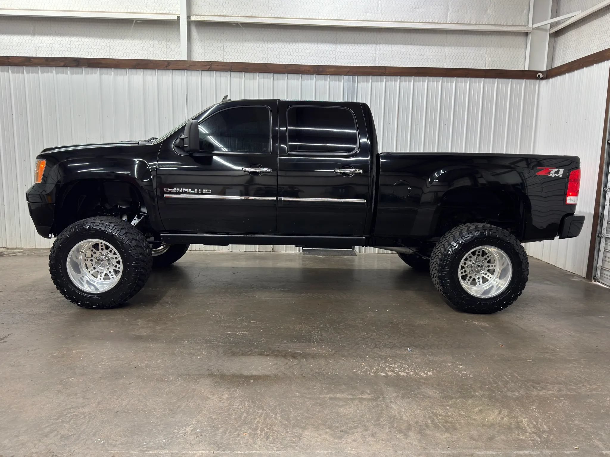 Used 2012 GMC Sierra 2500 Denali w/ Suspension Package, Off-Road AWD/4WD image 2