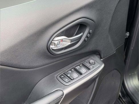 Used 2019 Jeep Cherokee Limited image 17