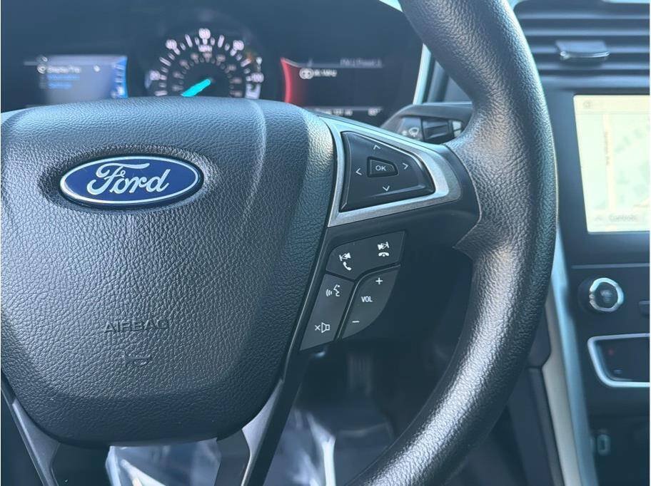 Used 2020 Ford Fusion SE FWD image 9