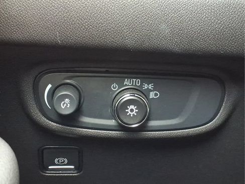 Used 2024 GMC Terrain SLE FWD image 16