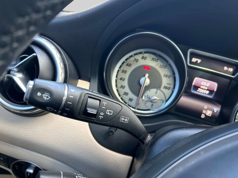 Used 2017 Mercedes-Benz GLA 250 4MATIC image 27